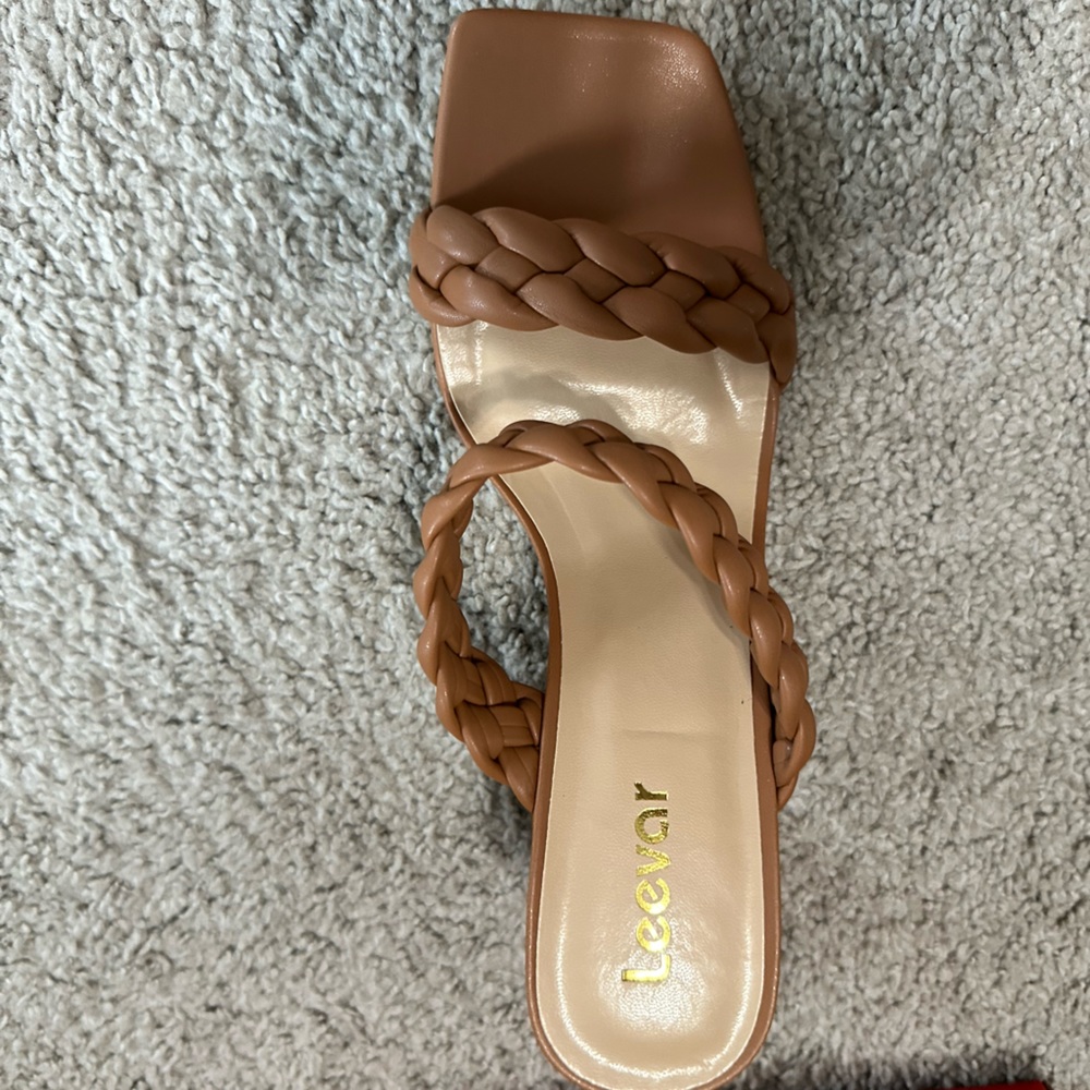 ❤️❤️ 4 for 25$ ❤️❤️ NIB braided heeled sandals. size 9